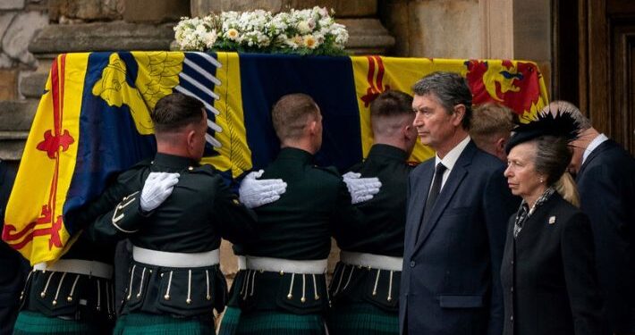 Cortejo fúnebre de Isabel II llega a Edimburgo tras recorrido de 200 km desde Balmoral