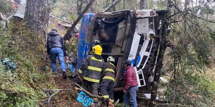 Una fallecida y 19 lesionados deja desbarrancamiento de bus en ruta U-400