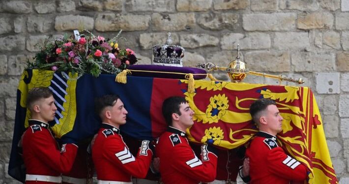 Cortejo de la Reina Isabel II recorre el centro de Londres tras el funeral