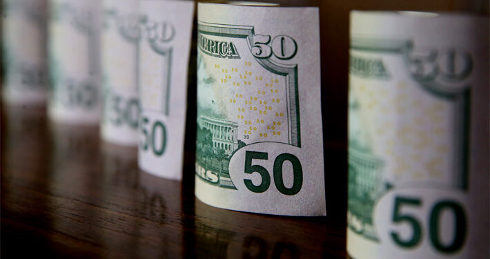 Dólar se dispara y cotiza sobre los $960 este viernes