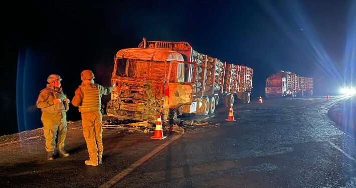 Ataque incendiario en ruta que une Purén y Lumaco deja dos camiones quemados