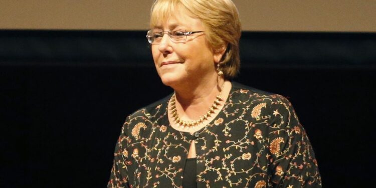 Multan a ex presidenta Bachelet por irregularidades en pago de contribuciones