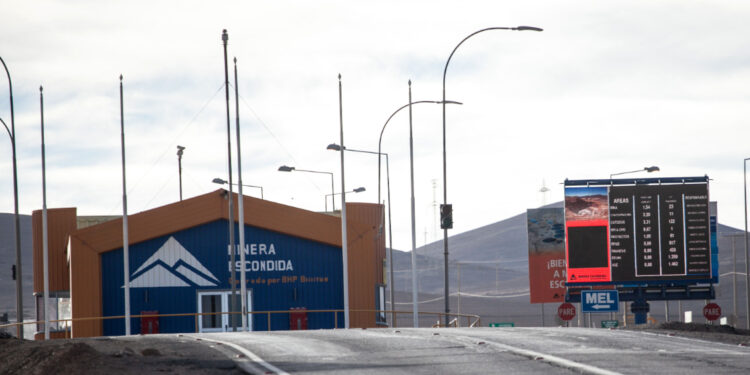 Trabajadores de minera Escondida aprobaron iniciar una huelga