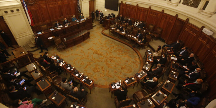 RN y Evópoli insisten en que el Gobierno se excluya de las negociaciones