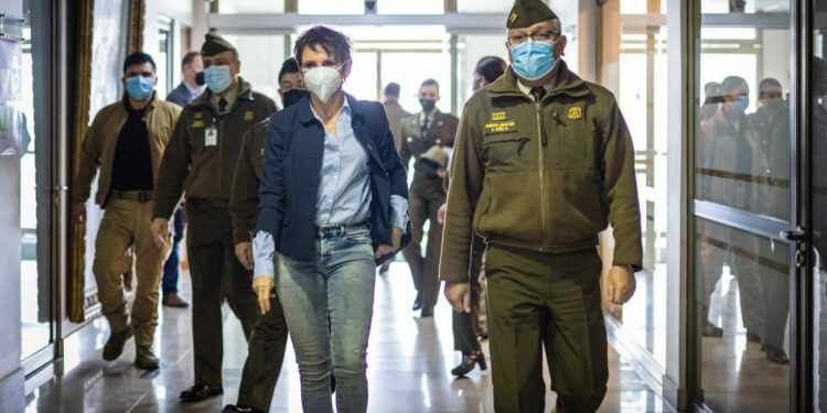 Ministra Carolina Tohá visitó a carabinero baleado en Victoria