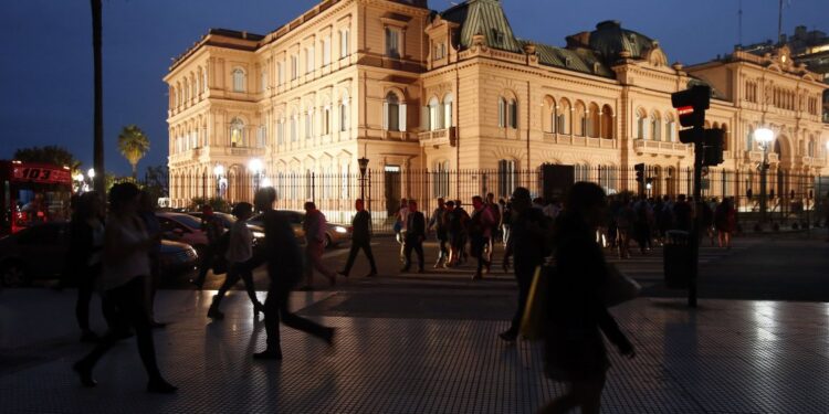 Evacuan la Casa Rosada y el Ministerio de Defensa tras amenazas de bomba
