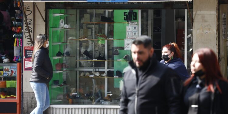 Producción industrial y actividad comercial volvieron a caer en agosto