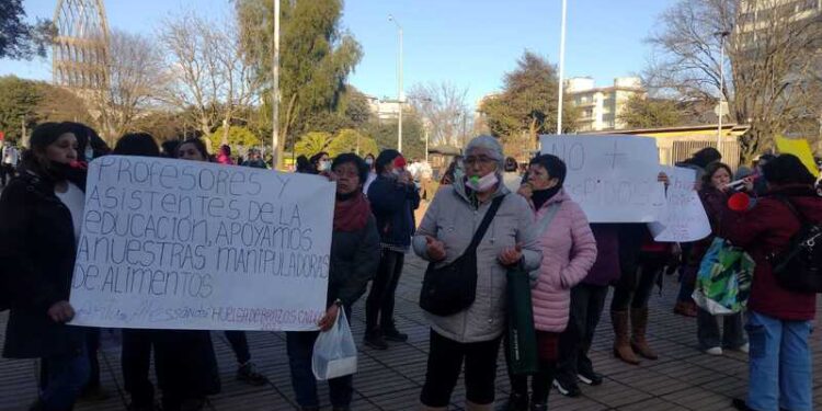 Manipuladoras de alimentos en Osorno inician paro indefinido desde este viernes