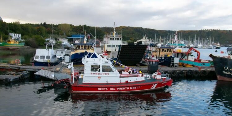 Bomberos de Puerto Montt cuentan con primera lancha para combatir incendios en el mar