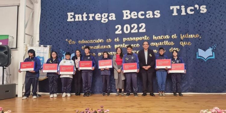 Más de 800 estudiantes de escuelas municipales en Osorno recibieron notebooks