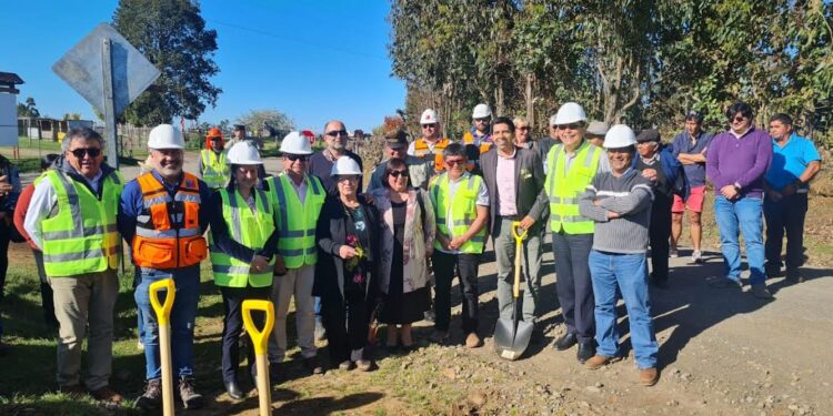 Colocan primera piedra de mejoramiento de camino Forrahue-Huillinco