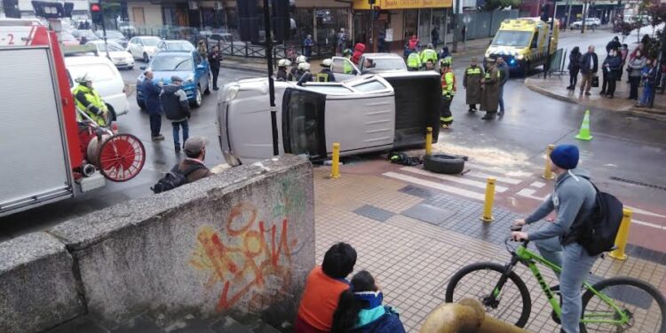 4 heridos y dos camionetas dañadas dejó accidente en Osorno