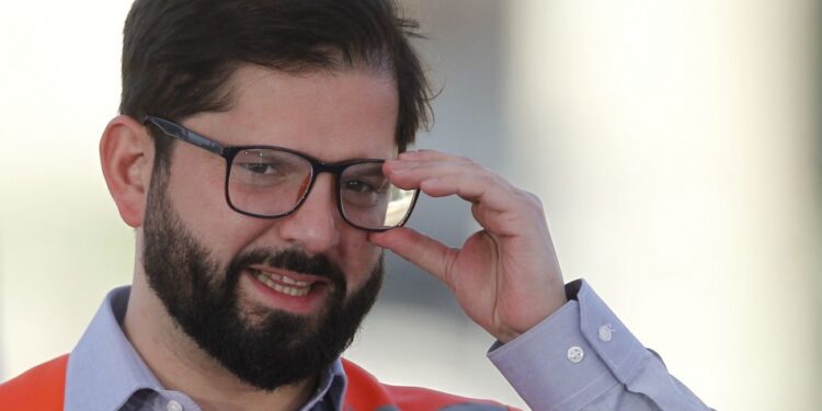 «Tenemos que darles mejores condiciones»: Gabriel Boric saluda a profesores en su día