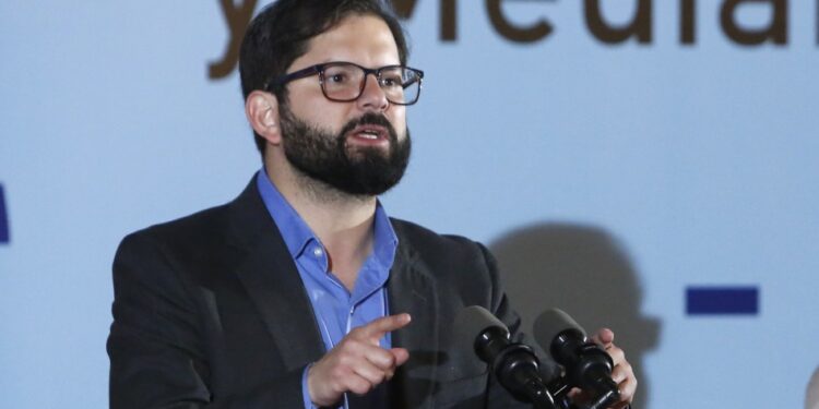 Cadem: Aprobación del Presidente Boric se mantiene bajo el 30%