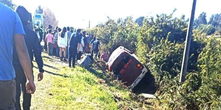 Volcamiento de minubús dejó tres fallecidas y una quincena de heridos en Cañete