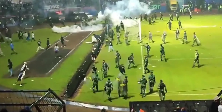 Indonesia: Más de 130 muertos en estampida en estadio de fútbol