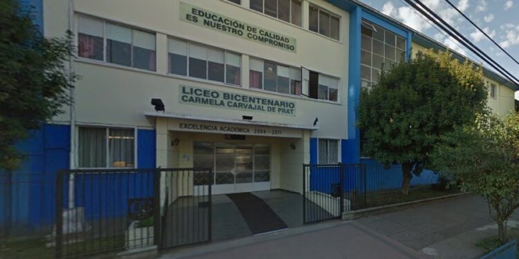 Estudiantes de liceo Carmela Carvajal de Osorno se manifestaron por obras del recinto