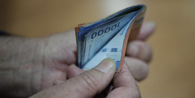 Sueldo mínimo podría aumentar a inicios de 2023 y superar los $400 mil