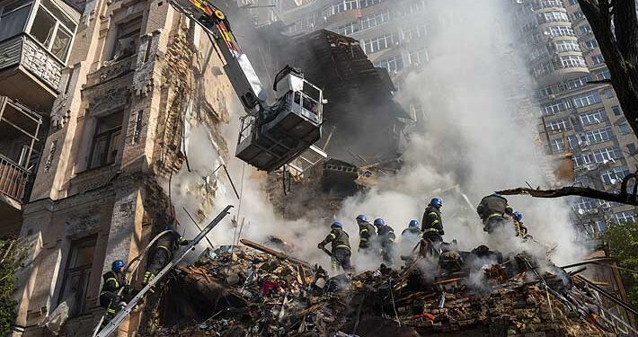 Nuevos ataques rusos dejan a oscuras más ciudades ucranianas