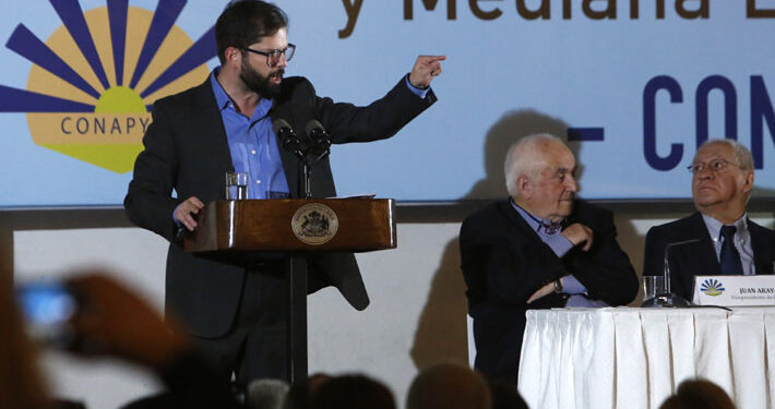 Boric vivió tenso momento en su discurso durante Encuentro Nacional Pyme