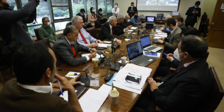 Senado inició análisis técnico-jurídico del proyecto que anula la Ley de Pesca