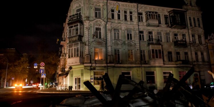 Rusia dejó sin luz a más de un millón de ucranianos y evacuó la ciudad de Jersón