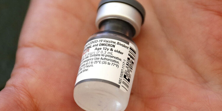 Vacunación anual contra el Covid sumará a mayores de 80 años esta semana