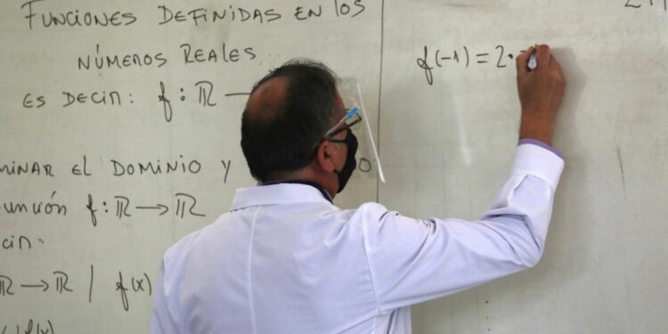 Congreso despachó ley que suspende la Evaluación Docente 2022