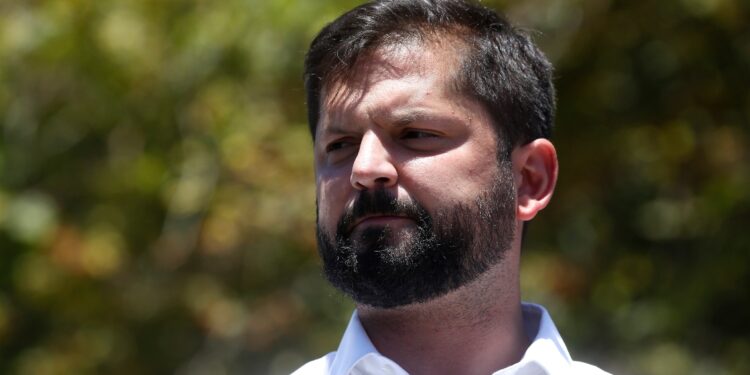 Cadem: Boric cae seis puntos y se ubica por primera vez bajo el 30%