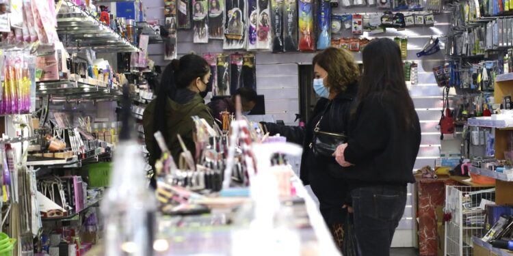 Ventas presenciales caen y cierran tercer trimestre con desplome de 21,6%
