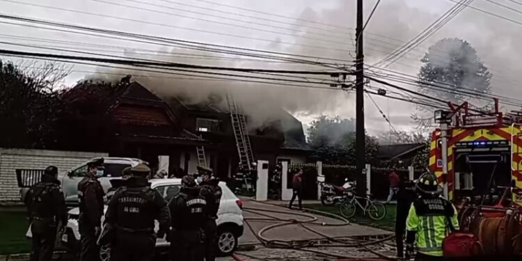Incendio afectó vivienda de dos pisos en sector oriente de Osorno