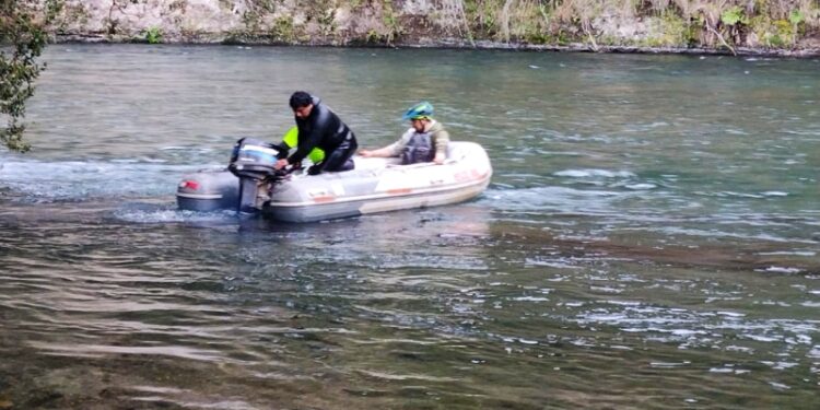 Hombre es rescatado con lesiones leves desde río Rahue tras volcar su kayak