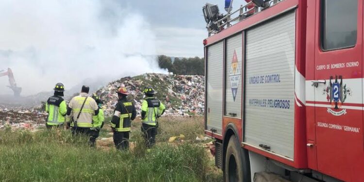 Osorno: Incendio en vertedero Curaco movilizó a 7 compañías de Bomberos
