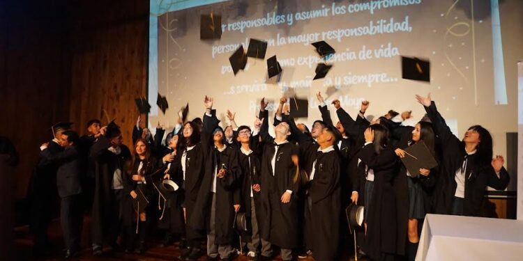 28 estudiantes recibieron licencia de Educación Media en el Dharma College de Purranque&nbsp;