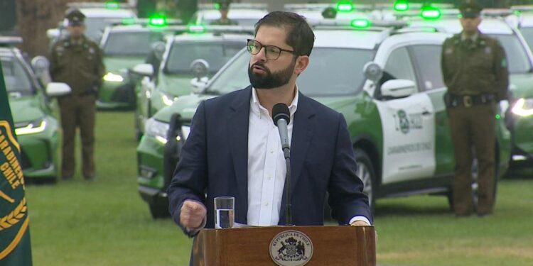 Boric entrega nuevos vehículos policiales y asegura «derecho de vivir en paz»
