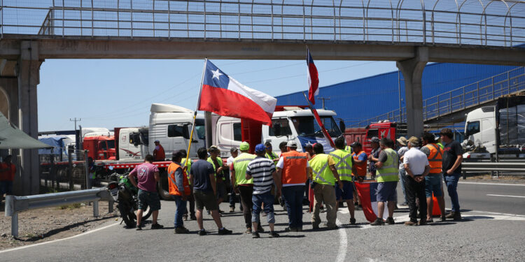 Camioneros mantienen corte parcial de rutas pese a acuerdos con el Gobierno
