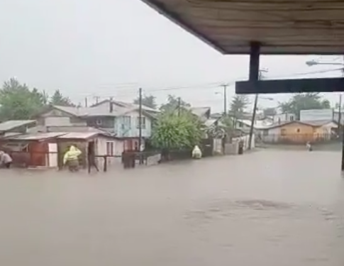 Intensas precipitaciones provocaron anegamiento de calles en Osorno