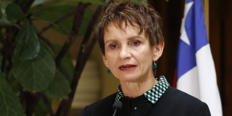 Carolina Tohá por uso de la fuerza de Carabineros: “La sociedad los mandata, aunque con límites”