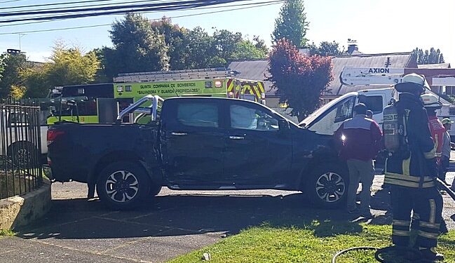 Osorno: Accidente de tránsito dejó a una persona atrapada al interior de camión