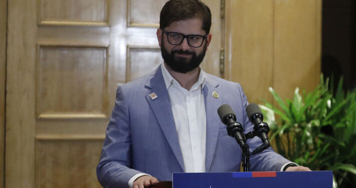 Cadem: Presidente Boric baja levemente su aprobación (31%)