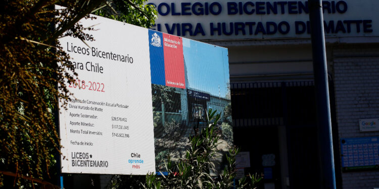 Gobierno firma acuerdo para restablecer recursos de los liceos Bicentenarios