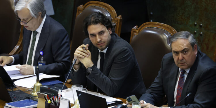 Tensión por votación de Presupuesto 2023 termina con advertencia de Longton a Mirosevic