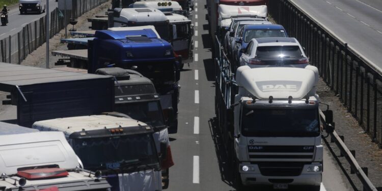 Ministro (s) Monsalve informó que se presentaron 15 querellas por bloqueos de rutas