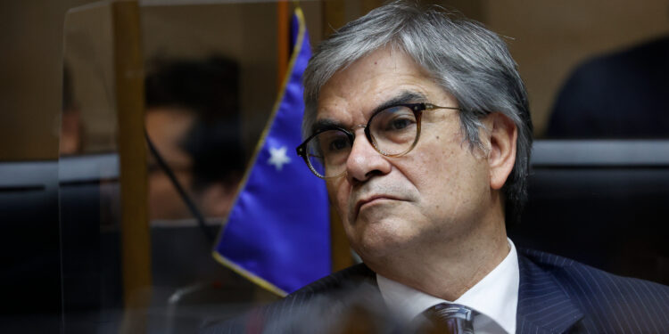 Vehículo particular del ministro Marcel fue víctima de robo en Santiago