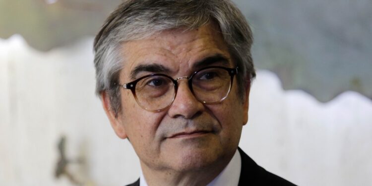 Ministro de Hacienda prevé que la caída del dólar «abarate» el precio de los alimentos