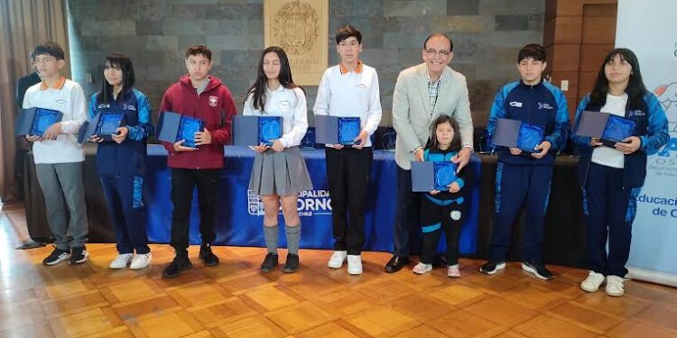 Estudiantes de Osorno fueron reconocidos por destacar en área extraescolar