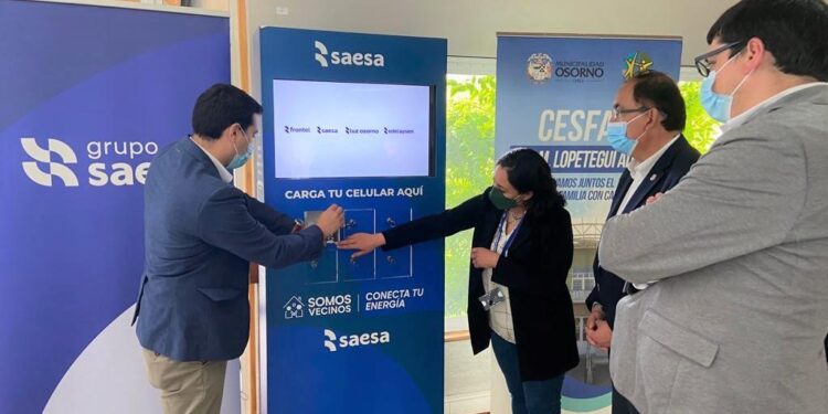 Saesa entregó tótem gratuito para carga de celulares en Cesfam de Osorno