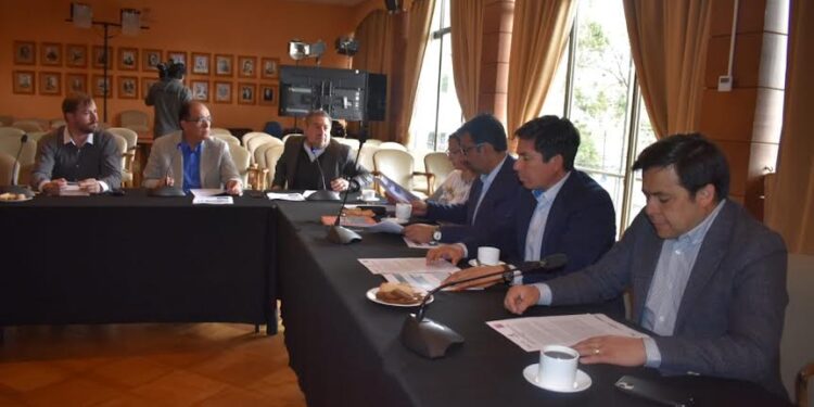 Cores y municipios analizan acuerdo sobre manejo de residuos sólidos&nbsp;