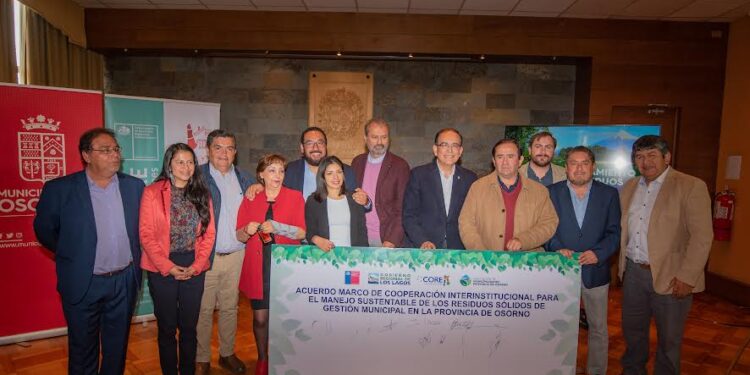 Firman acuerdo para construir futuro centro de residuos sólidos domiciliarios en Osorno