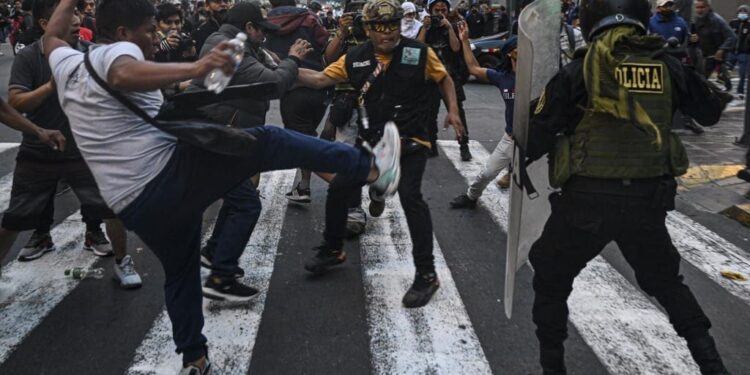 Dos personas mueren en protestas tras destitución de Castillo en Perú